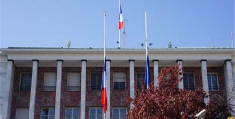 Fransa'nın Ankara Büyükelçiliği'nde bayraklar yarıya indirildi