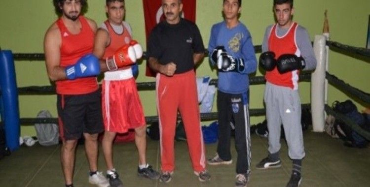 Adanalı 4 boksör Türkiye Boks Şampiyonasına katılmak için Sivas'a gitti