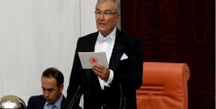 Deniz Baykal frak giydi