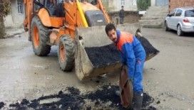 Hakkari Belediyesi kanalizasyon kapaklarını onarıyor