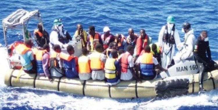 Yunan donanması Ege'de mülteci botunu batırdı