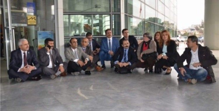 Bursa'da öğretmenlerden oturma eylemi