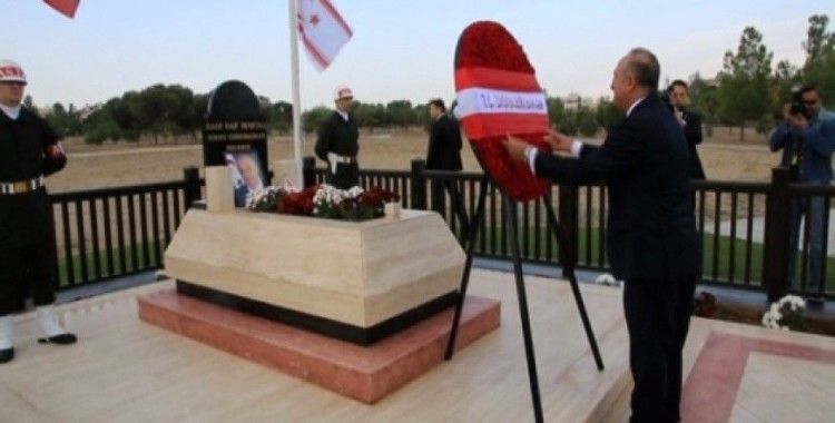 Denktaş ve Küçük’ün mezarlarını ziyaret etti