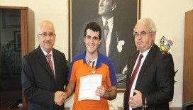 ​Bulduğu parayı sahibine veren işçi ödüllendirildi