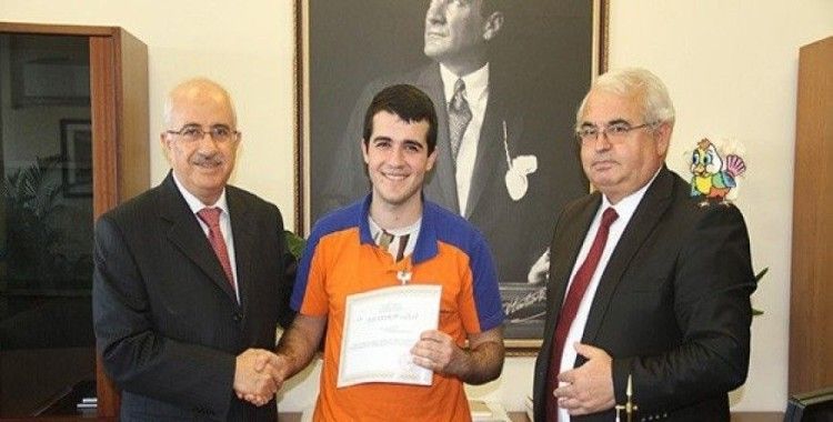 ​Bulduğu parayı sahibine veren işçi ödüllendirildi