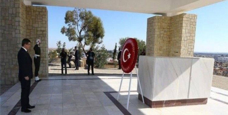 Davutoğlu KKTC'de Denktaş ile Küçük'ün mezarlarını ziyaret etti