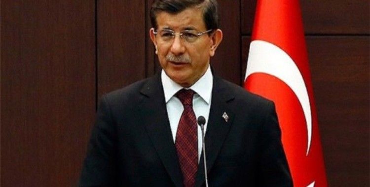 Başbakan Davutoğlu, KKTC'de resmi törenle karşılandı