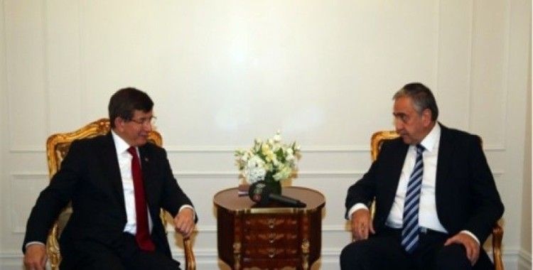 Davutoğlu ve Akıncı çalışma yemeğinde bir araya geldi