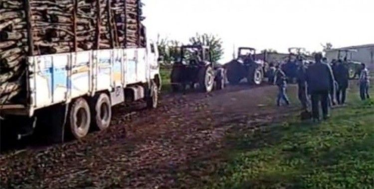 Çamura saplanan kamyon 4 traktörle kurtarılabildi