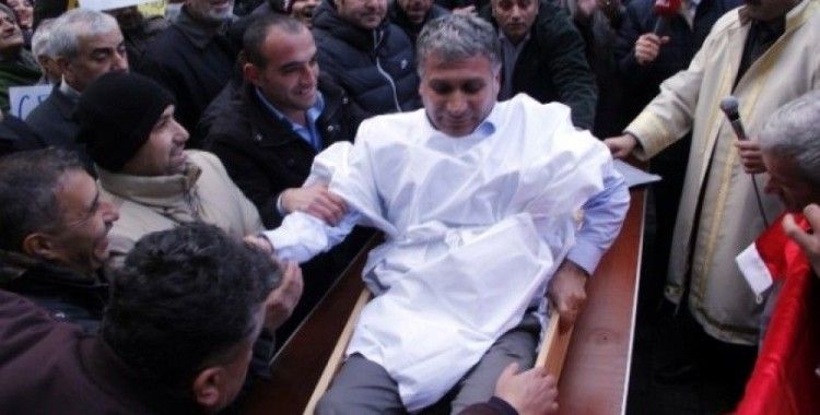 CHP'li Başkan kefen giyip tabuta girdi