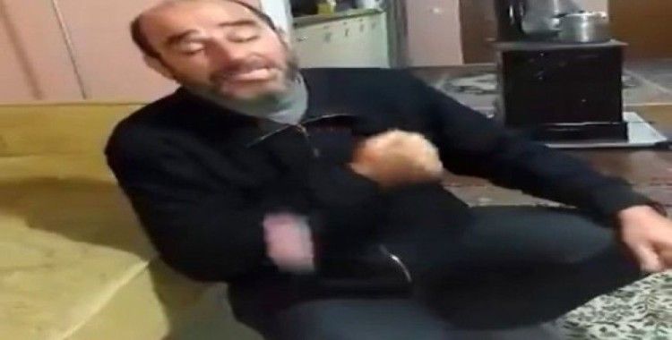 Şarkı söylerken takma dişleri fırladı 