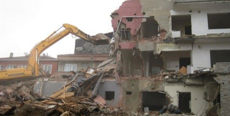 120 kilo dinamitin yıkamadığı bina tek darbeyle yıkıldı