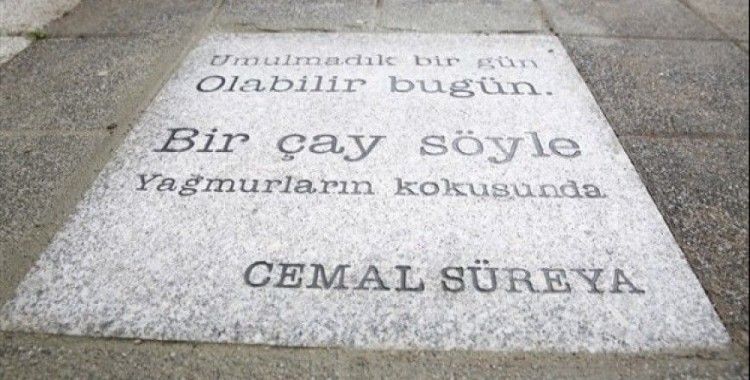 Şiir sokakta Cemal Süreyya Kadıköy'de
