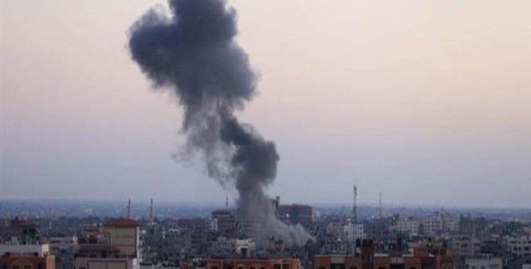 Suriye'de cuma namazı sonrası hava saldırısı