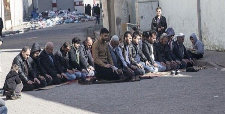 Cizre'de cuma namazı sokakta kılındı