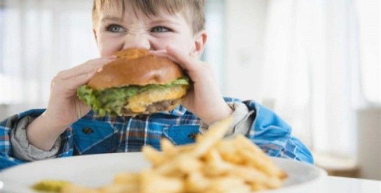 Gazlı içecekler ve fast food gıdalar sağlığımızı tehdit ediyor