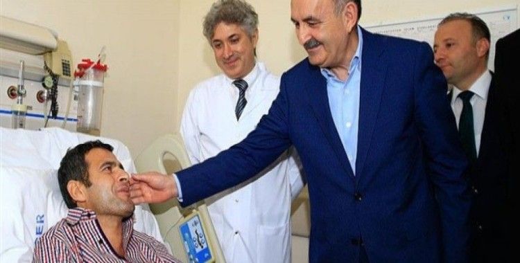 Bakan Müezzinoğlu çift kol nakli yapılan Sağır'ı ziyaret etti