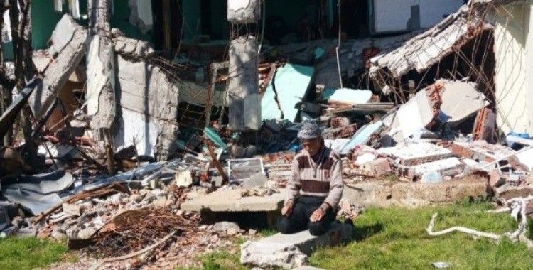 Teröristlerin bomba ile yıktığı evinin enkazında namaz kıldı