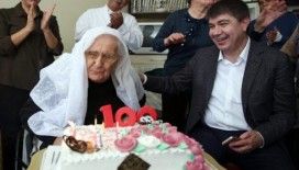 100 yaşında ilk kez doğum günü kutladı