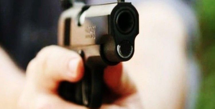 Polisin, tartıştığı cenaze sahiplerine silah çektiği iddiası