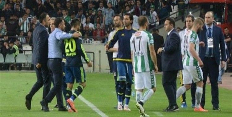 Fenerbahçeli Şen teknik direktörüyle tartıştı