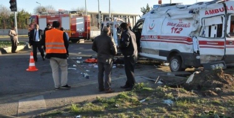 Ambulans ile otomobil çarpıştı: 2 ölü, 3 yaralı