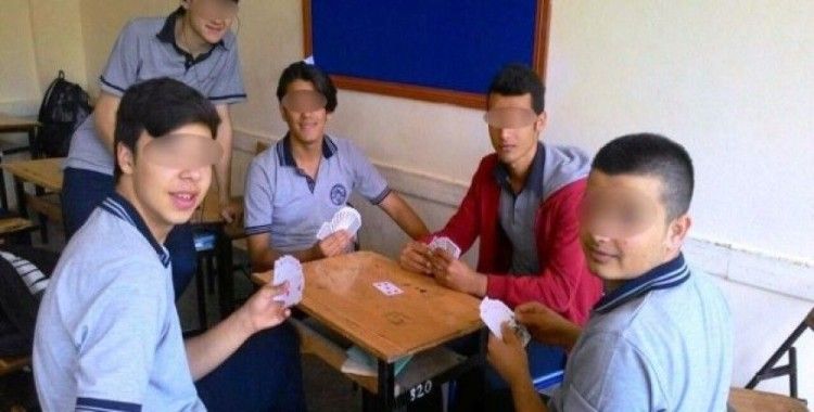 Sınıfta kağıt oynayıp Facebook hesaplarından paylaştılar