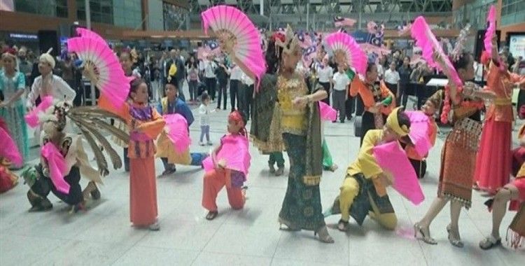 Malezyalı dans gurubundan havalimanında dans şovu