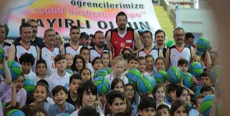 Hidayet Türkoğlu 5 bin çocuğa top dağıttı
