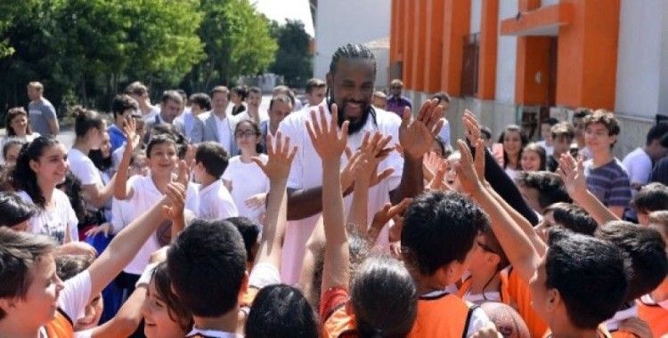 NBA yıldızı İstanbul'da öğrencilerle buluştu