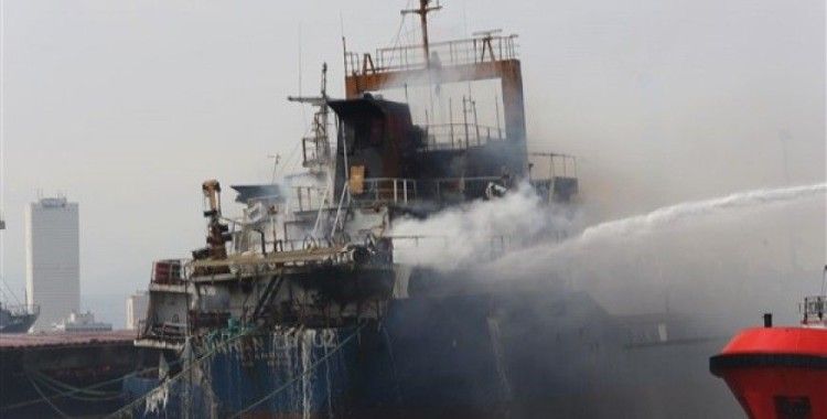Mersin'de yük gemisinde yangın