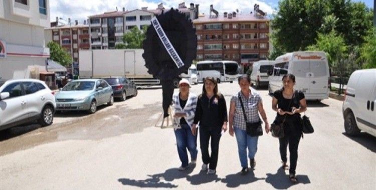 CHP'li kadınların çelengi polisi alarma geçirdi