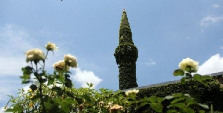 Yeşil Cami, çiçek kokularıyla cemaati büyülüyor