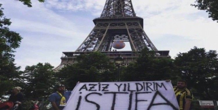 ​Eyfel önünde Aziz Yıldırım istifa pankartı