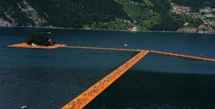 İtalya’da gölün üzerine küplerden yürüme yolu yapıldı