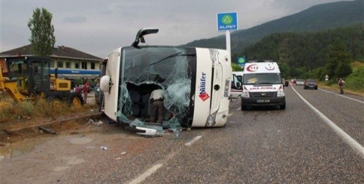 Yolcu otobüsü devrildi,  28 yaralı