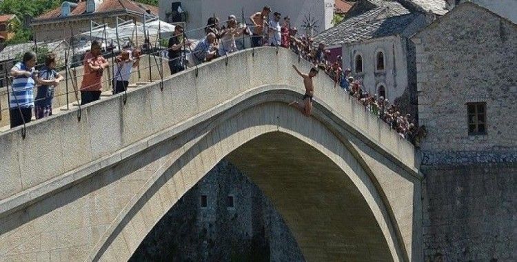 Mostar Köprüsü'nden 'sessizce' atladılar