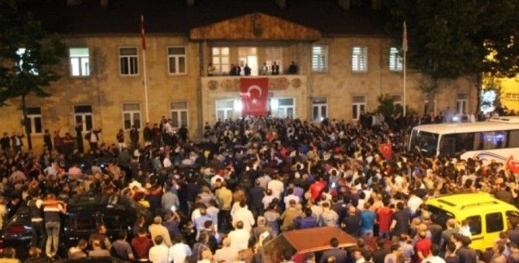 Türkiye sokaklarda darbeye ’hayır’ diyor
