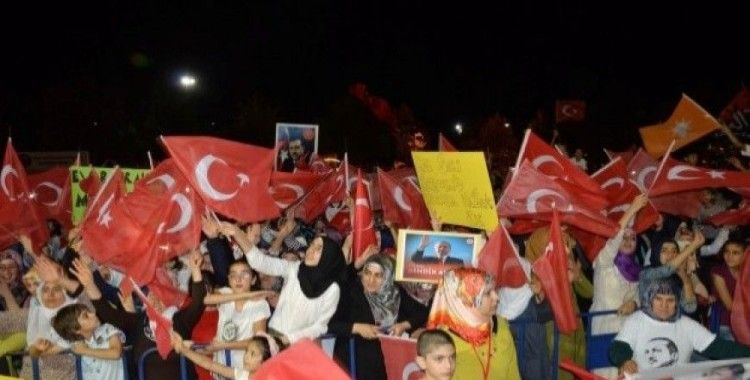 Diyarbakır'da demokrasi nöbeti devam ediyor