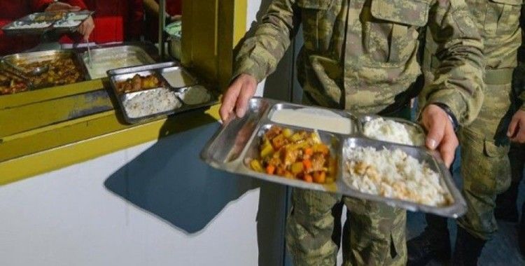 FETÖ terörle mücadele eden askeri yemek kuyruğunda bekletmiş