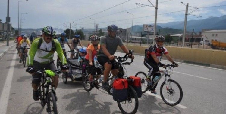 Bisiklet tutkunu aile bin kilometre pedal çevirdi