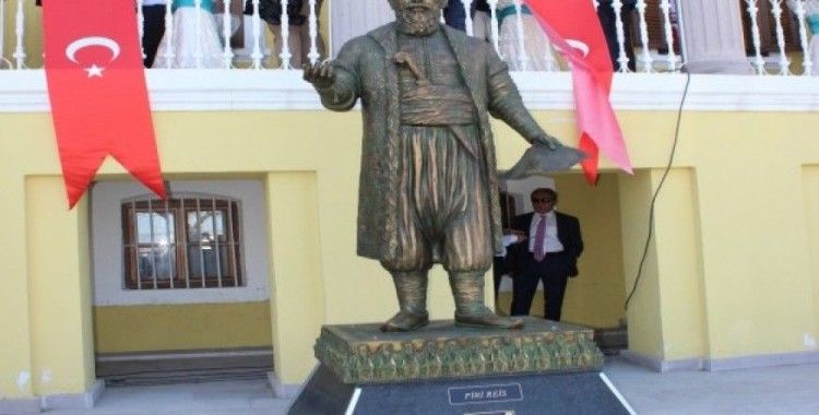Çanakkale'de Piri Reis heykeli dikildi
