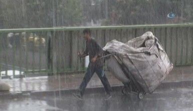 İstanbul'da vatandaşlar yağmura hazırlıksız yakalandı