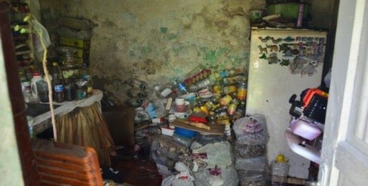 Zonguldak'ta tespit edilen çöp ev ilaçlandı