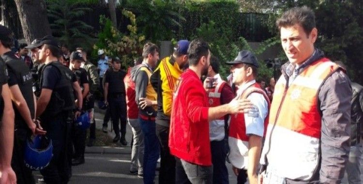 Galatasaraylı taraftarlar Taksim'de toplandı