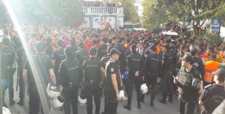 G.Saraylı taraftarlar Taksim’de toplandı