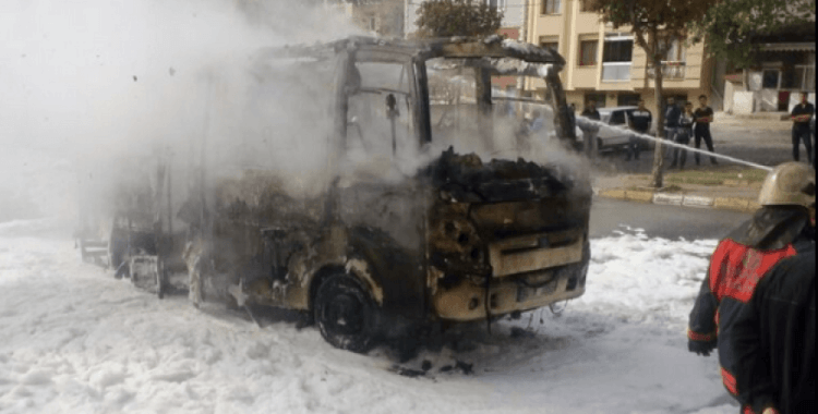 Bağcılar-Habibler hattında çalışan minibüs alev alev yandı