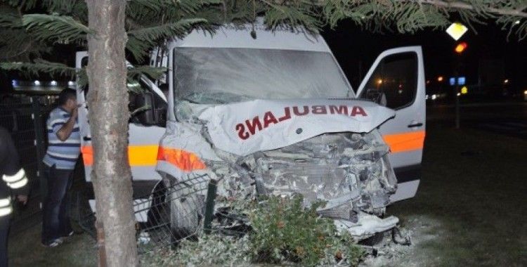 Antalya'da hasta taşıyan ambulans kaza yaptı, 7 yaralı