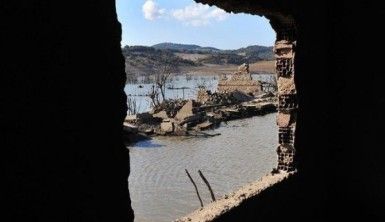 Barajdaki su azalınca köy ortaya çıktı