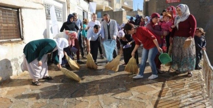 Kadın ve erkekler, Mardin'de sokak temizliği yaptı